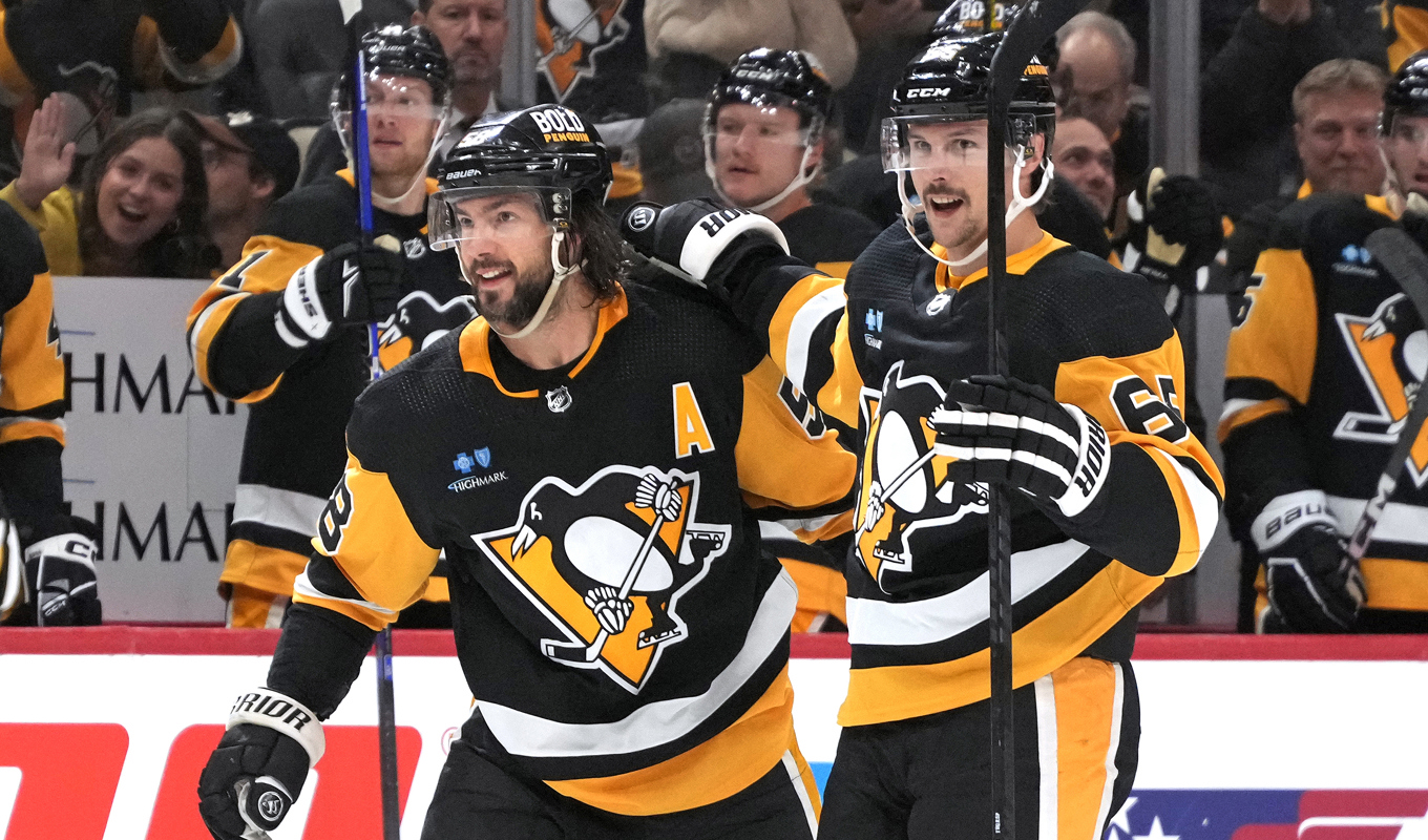 Pittsburghs Erik Karlsson, till höger, firar sitt mål i slutet av den andra perioden. Foto: Gene J. Puskar/AP/TT