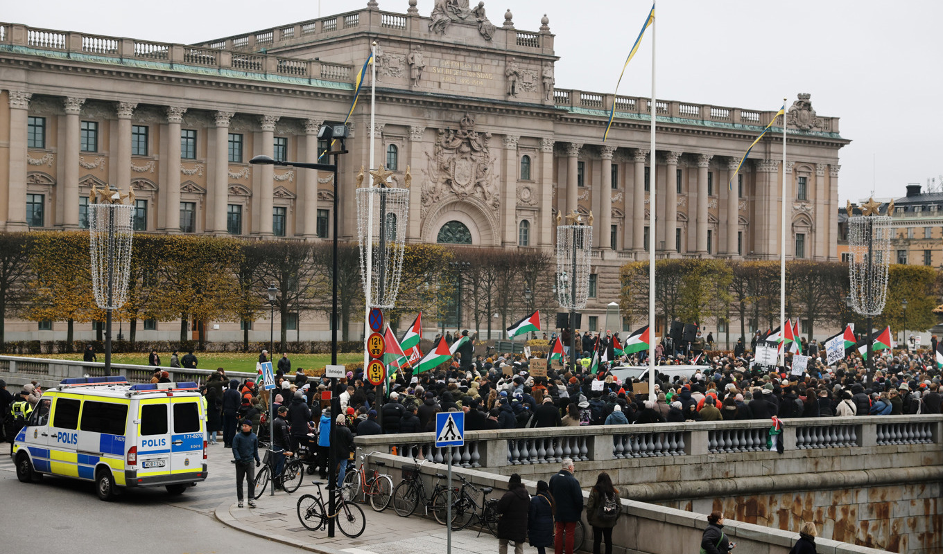 Demonstranter utanför riksdagen på Norrbro till stöd för Palestina i november i år. Foto: Christine Olsson/TT