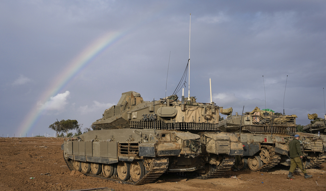 Israeliska stridsvagnar nära Israels gräns mot Gaza, i södra Israel. Foto: Ohad Zwigenberg/AP/TT