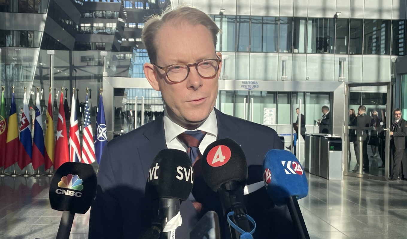 Utrikesminister Tobias Billström (M) på väg in till tisdagens Nato-möte i Bryssel. Foto: Wiktor Nummelin/TT