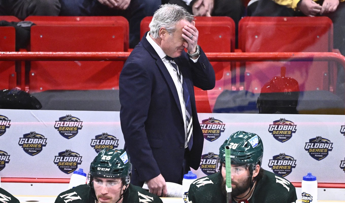 Minnesotas tränare Dean Evason tog sig för pannan under ishockeymatchen i NHL Global Series Sweden tidigare i november mellan Toronto Maple Leafs och Minnesota Wild i Avicii Arena. Klubben har nu meddelat att Evason fått sparken. Foto: Claudio Bresciani/TT