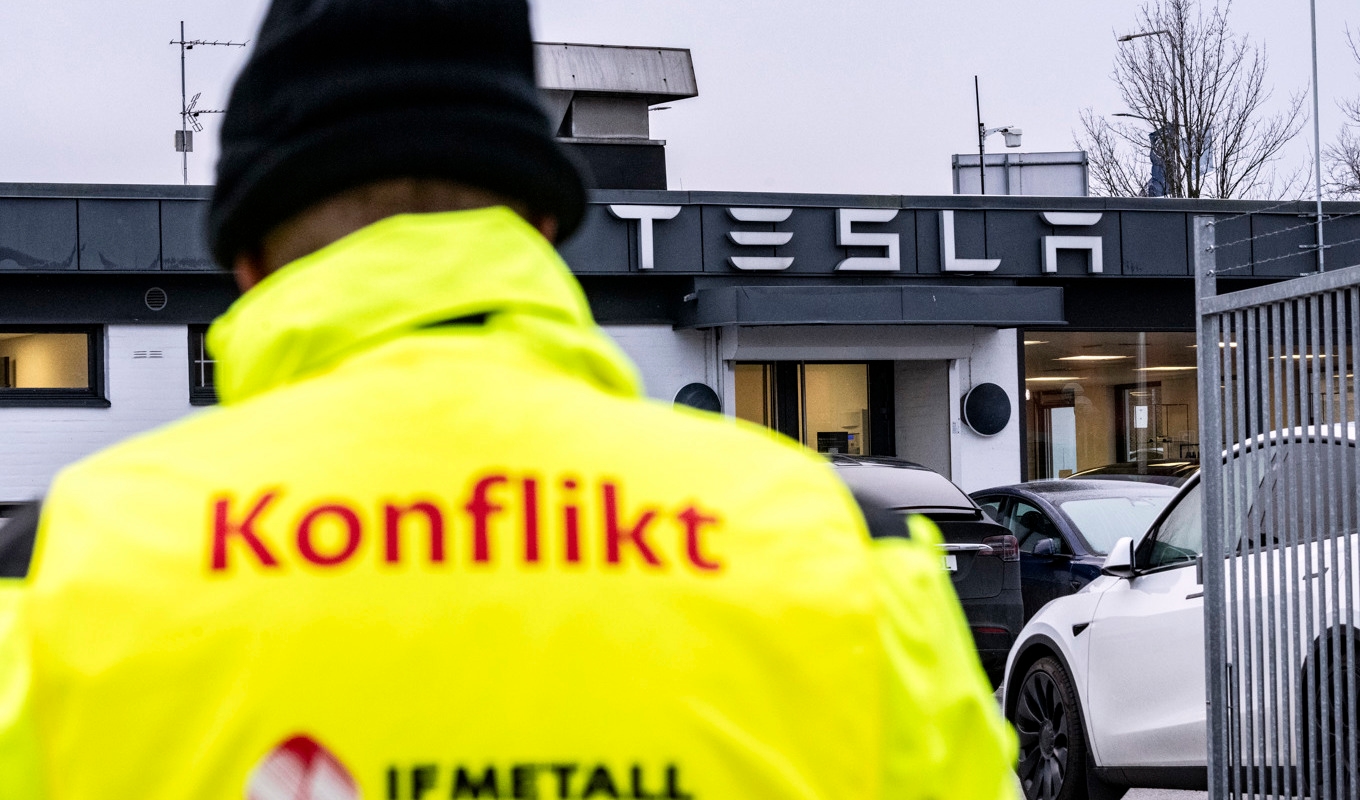 Anställda på Postnord sympatistrejkar eftersom Tesla inte tecknat kollektivavtal med IF Metall. Här är en strejkvakt från IF Metall utanför Tesla-anläggningen i Malmö. Foto: Johan Nilsson/TT