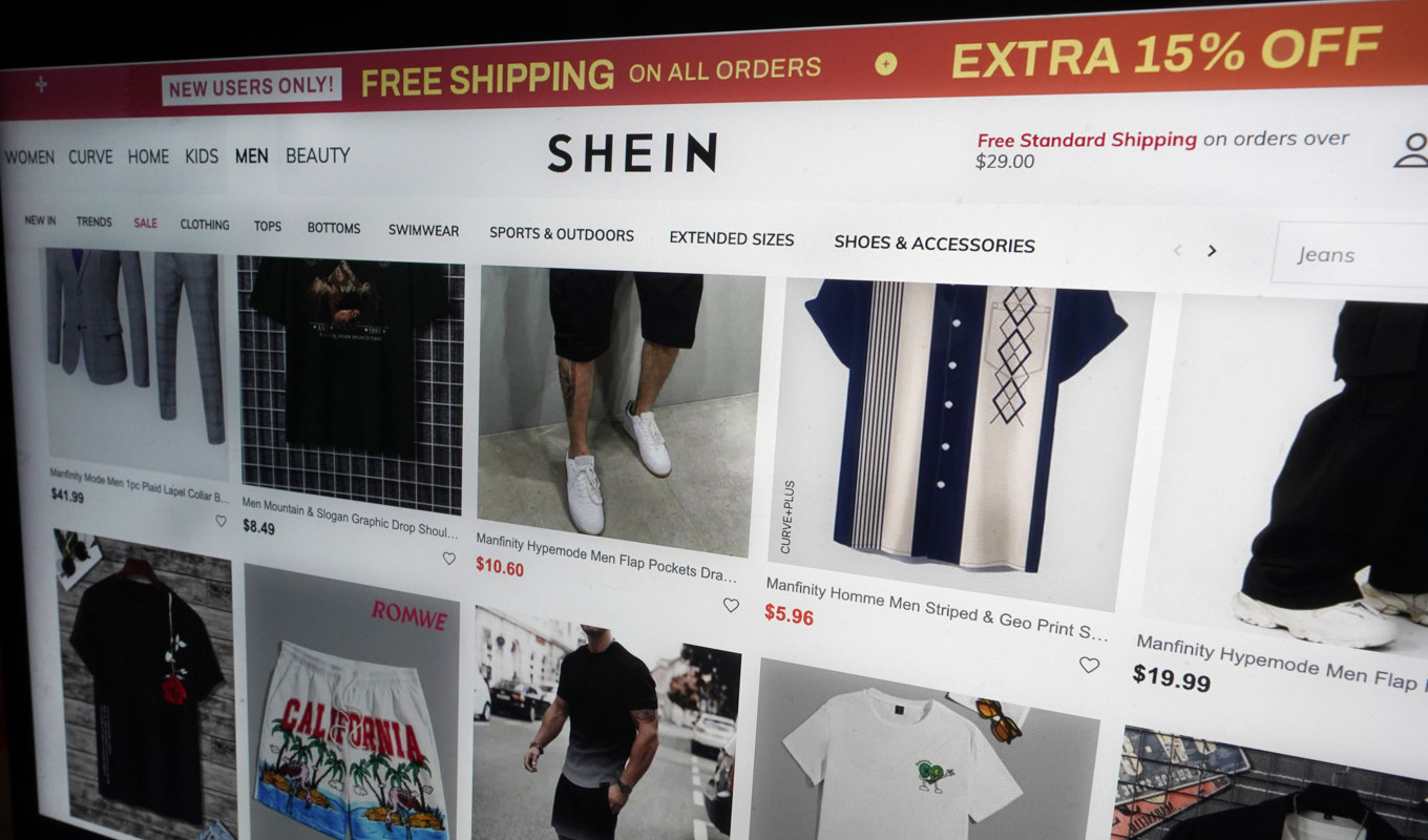 Den kinesiska klädjätten Shein, en av svenska H&M:s värsta konkurrenter, uppges sikta på börsnotering i USA nästa år. Shein säljer "ultra-fast fashion" på nätet till mycket låga priser och har bara ett fåtal butiker. Arkivbild. Foto: Richard Drew/AP/TT