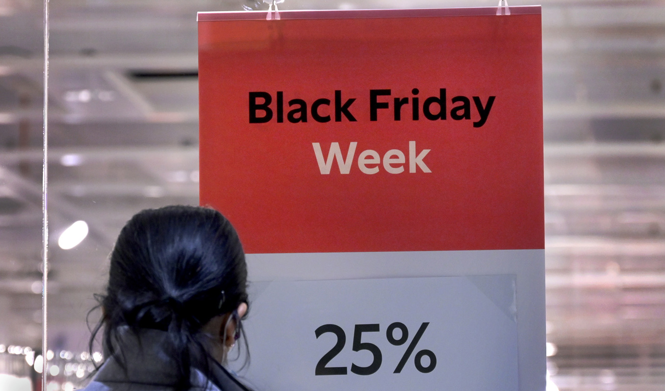 Att hushållen har fått det tuffare märks i antalet korttransaktioner under Black week. Arkivbild. Foto: Janerik Henriksson/TT