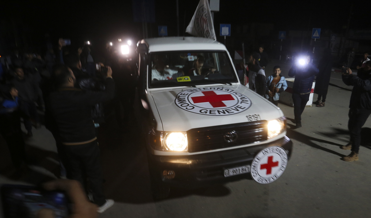 En bil som tillhör Internationella rödakorskommittén med två gisslantagna som frigavs på onsdagen. Foto: Hatem Ali/AP/TT