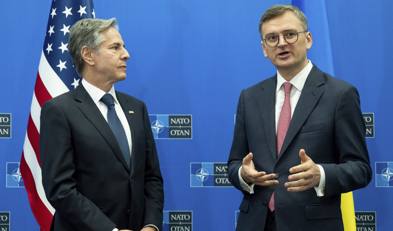 USA:s utrikesminister Antony Blinken tillsammans med ukrainske kollegan Dmytro Kuleba vid onsdagens Natomöte i Bryssel. Foto: Saul Loeb/AP/TT