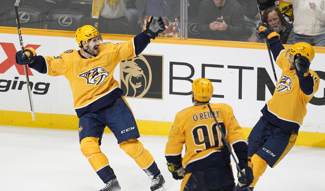 Nashvilles Filip Forsberg, längst till vänster, firar efter sitt övertidsmål mot Pittsburgh. Foto: George Walker IV/AP/TT