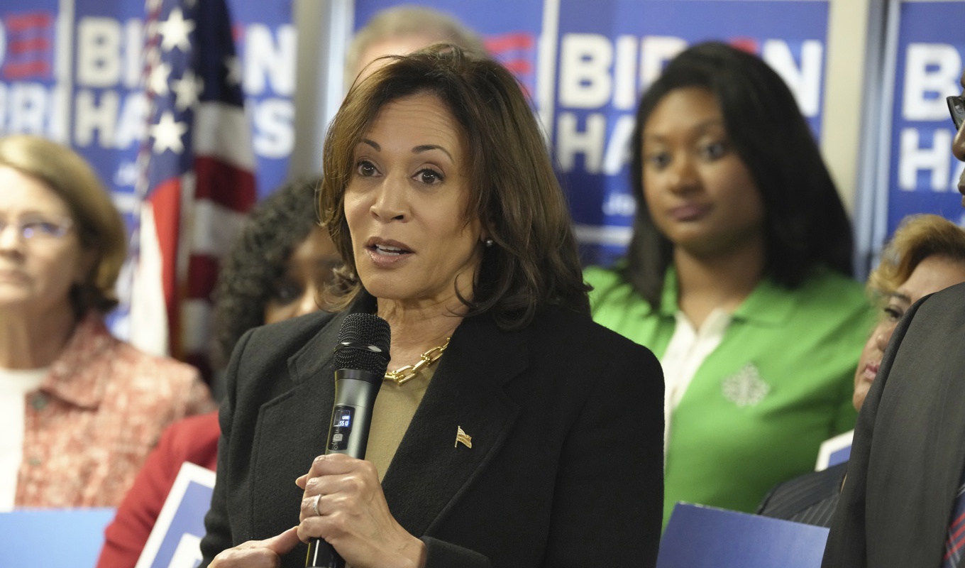 USA:s vicepresident Kamala Harris reser till klimatmötet COP28. Foto: Meg Kinnard/AP/TT