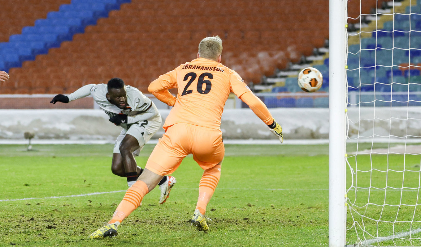 Leverkusens Victor Boniface nickar in 1–0 förbi Häckens målvakt Peter Abrahamsson. Foto: Adam Ihse/TT