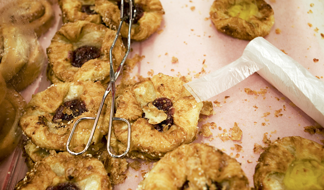 Bullar, bröd och andra godsaker ska få vildsvinen att stanna inom området. Arkivbild. Foto: Andreas Apell/TT