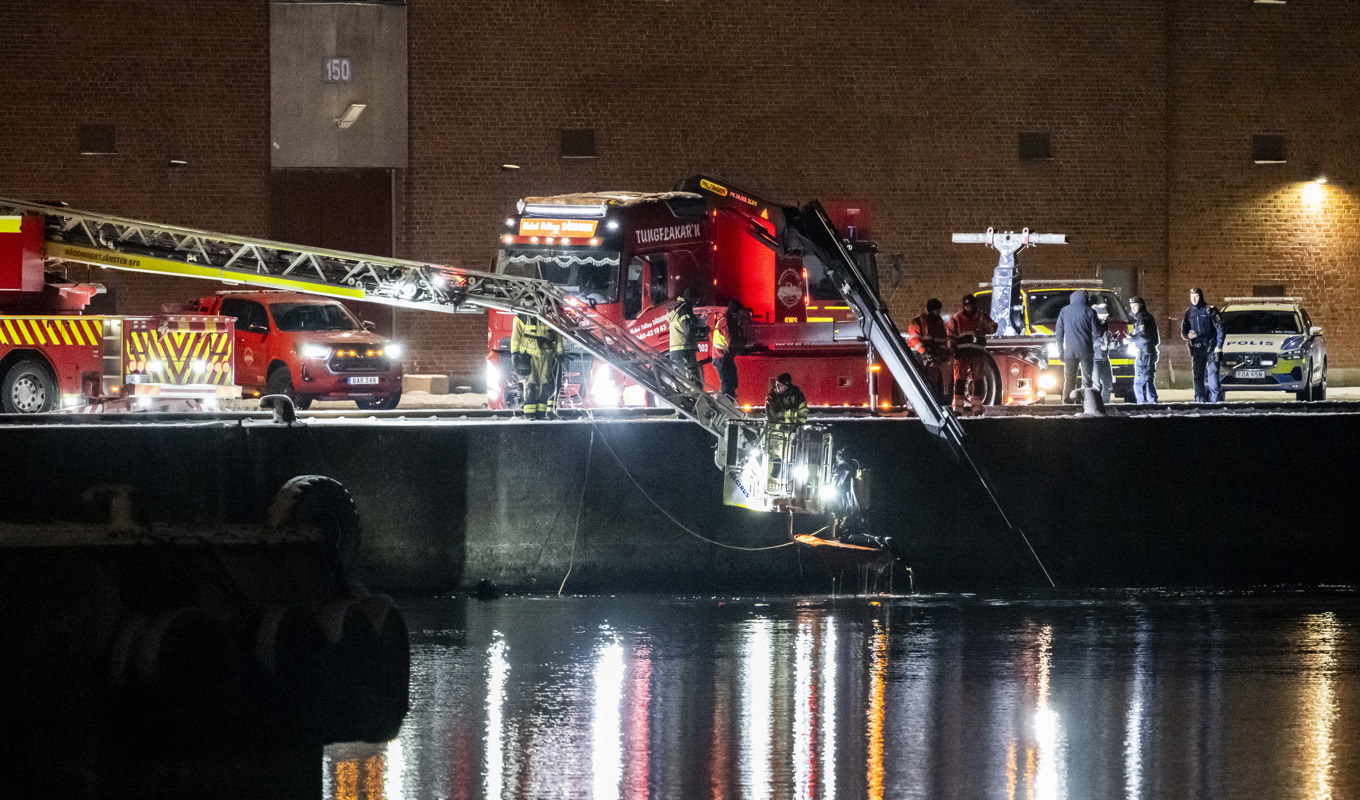 Räddningstjänsten och polisen på plats vid Sydkajen i Malmö på torsdagskvällen efter larm om att en bil hamnat i vattnet. Foto: Johan Nilsson/TT