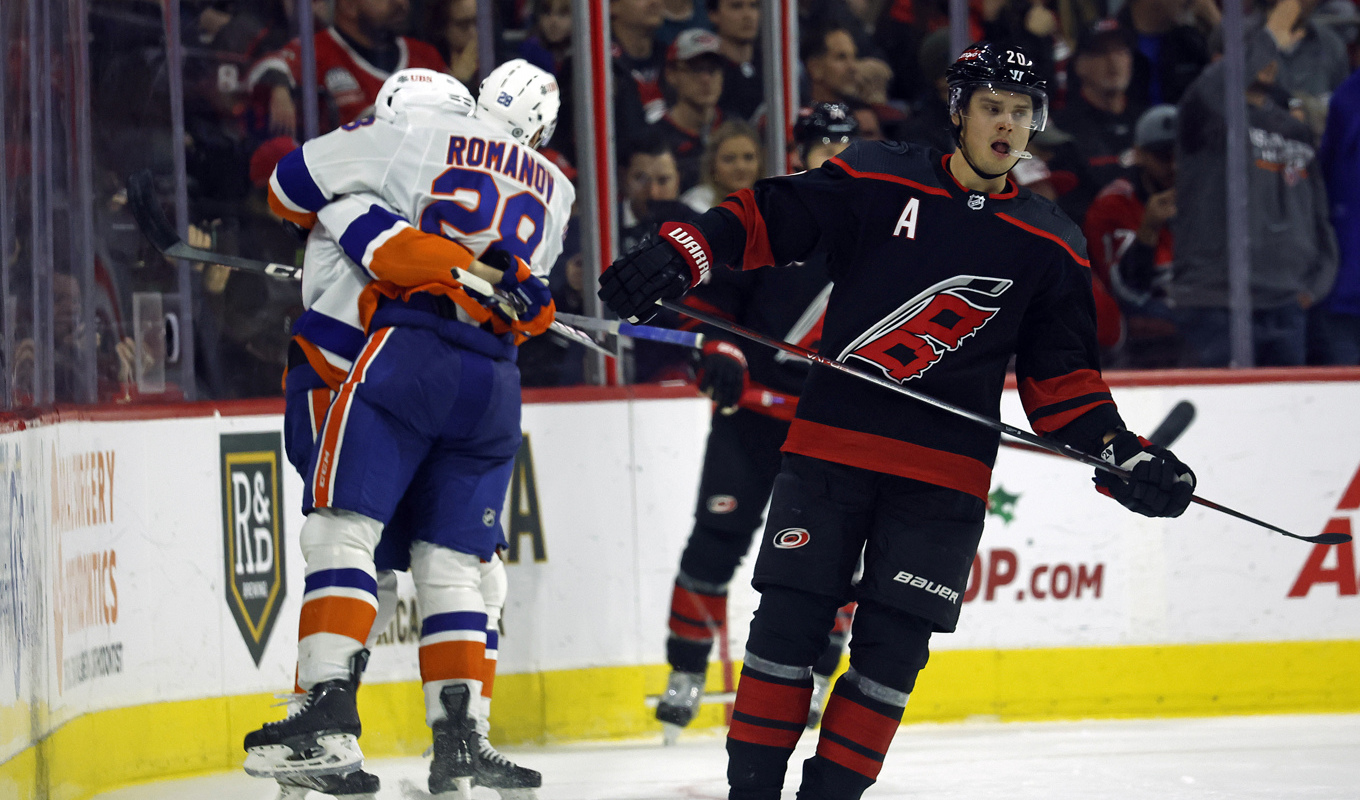 Simon Holmström kramas om efter sitt mål mot Carolina. Foto: Karl B DeBlaker/AP/TT