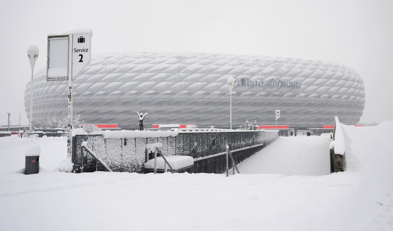 Bayern Münchens hemmaarena Allianz Arena inbäddad i snö. Lördagens match mellan Bayern och Union Berlin är därför uppskjuten. Foto: Sven Hoppe/AP/TT