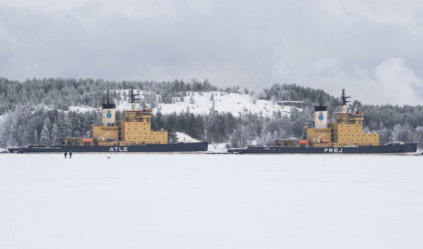 Sjöfartsverket har fem egna isbrytare: Ale, Oden, Atle, Frej och Ymer. Här syns Atle och Frej vid kaj i hamnen i Luleå vintern 2020. Foto: Pontus Lundahl/TT