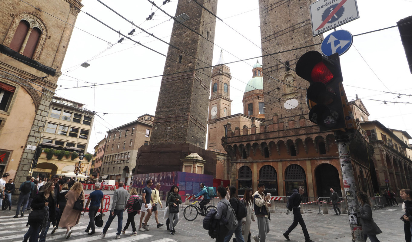 Bologna har spärrat av det medeltida tornet Garisenda. Foto: Michele Nucci/AP/TT