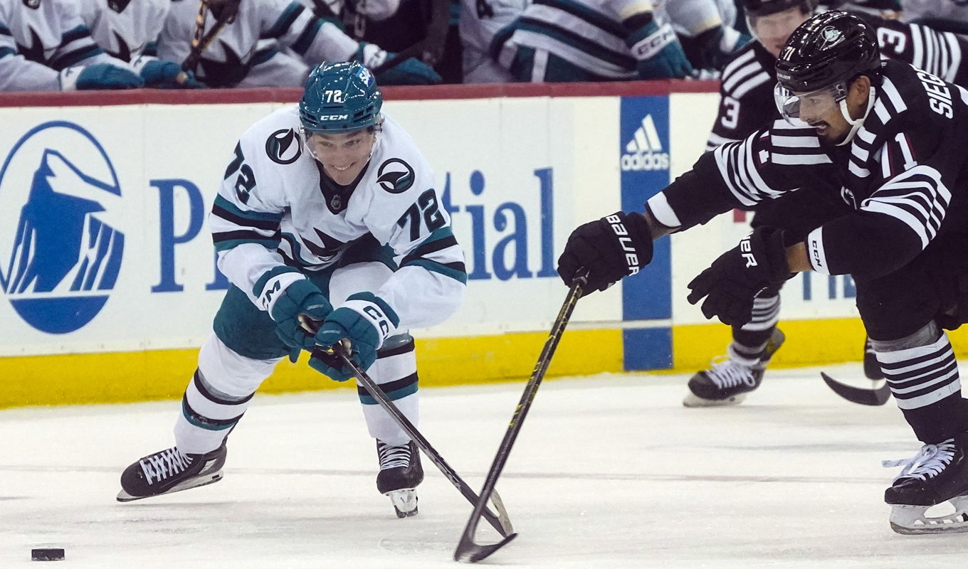 San Joses William Eklund, till vänster, gjorde matchens sista mål när San Jose tog sin första bortaseger för säsongen. Foto: Bebeto Matthews/AP/TT