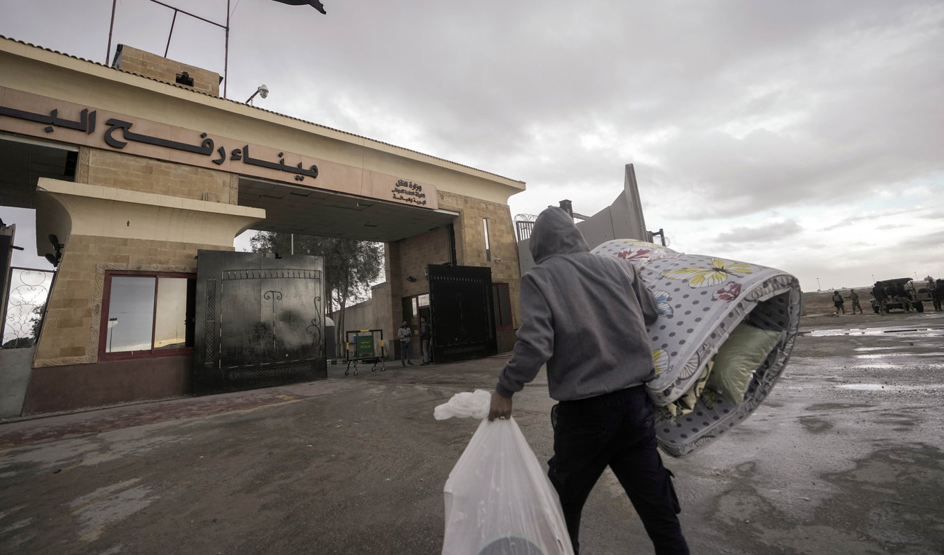 Gränsövergången vid Rafah har varit stängd under vapenvilan, men är nu öppen igen. Arkivbild. Foto: Amr Nabil/AP/TT