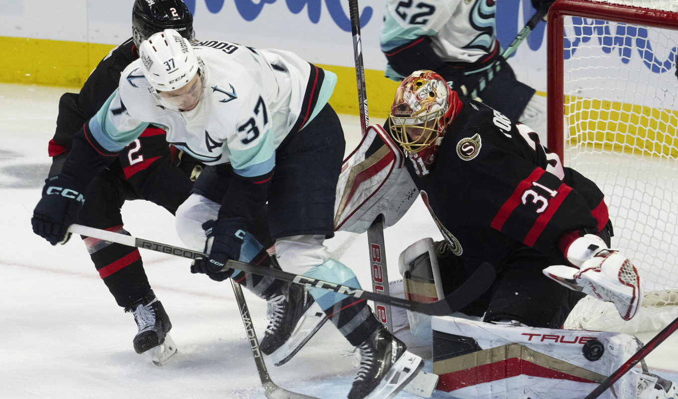 Seattles Yanni Gourde försökte förgäves få in pucken bakom Ottawas svenske målvakt Anton Forsberg. Foto: Adrian Wyld/AP/TT