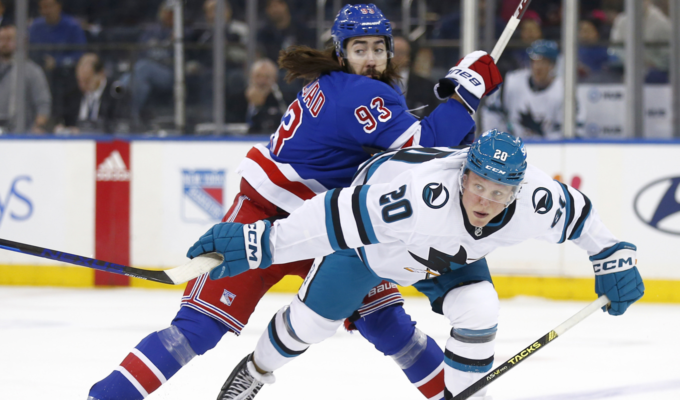 New York Rangers center Mika Zibanejad i kamp med San Joses svenske forward Fabian Zetterlund. Foto: John Munson/AP/TT