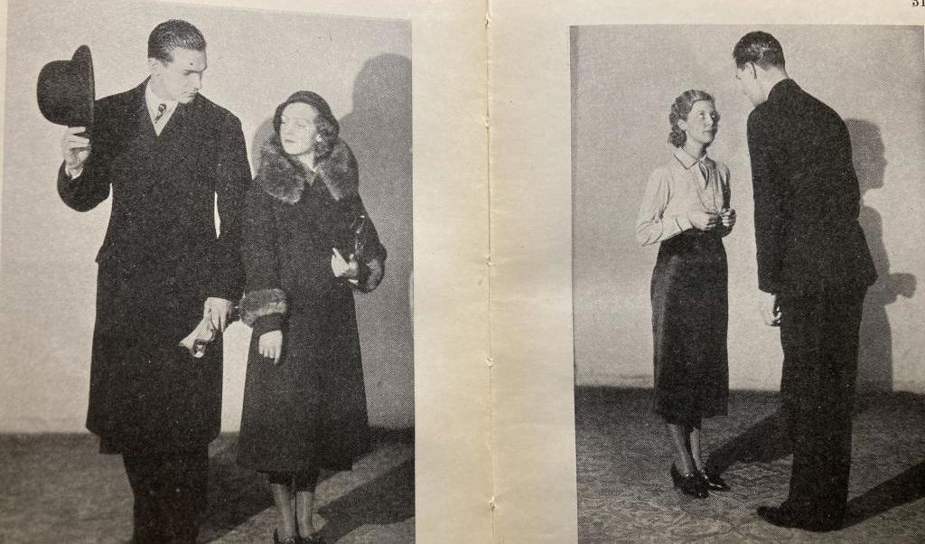 Två sidor ur Etikett och god ton, Husmoderns presentbok (1933). Bildtext till höger: “En lång herre lutar sig ned i samtal med en småväxt dam.” Foto: Einar Askestad