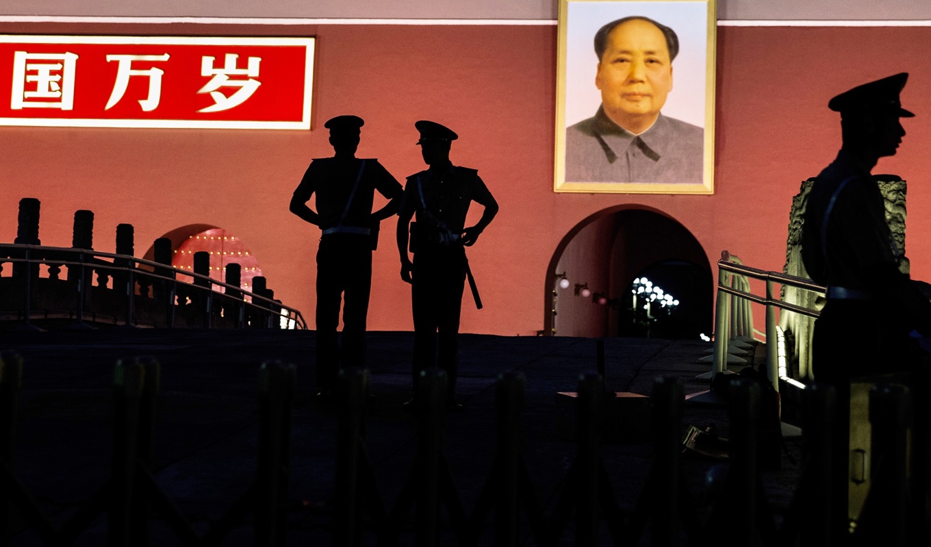 Kinesisk polis på Himmelska fridens torg i Peking. Att KKP skär ner på den lokala polisnärvaron ses av kommentatorer som ett svaghetstecken. Foto: Kevin Frayer/Getty Images