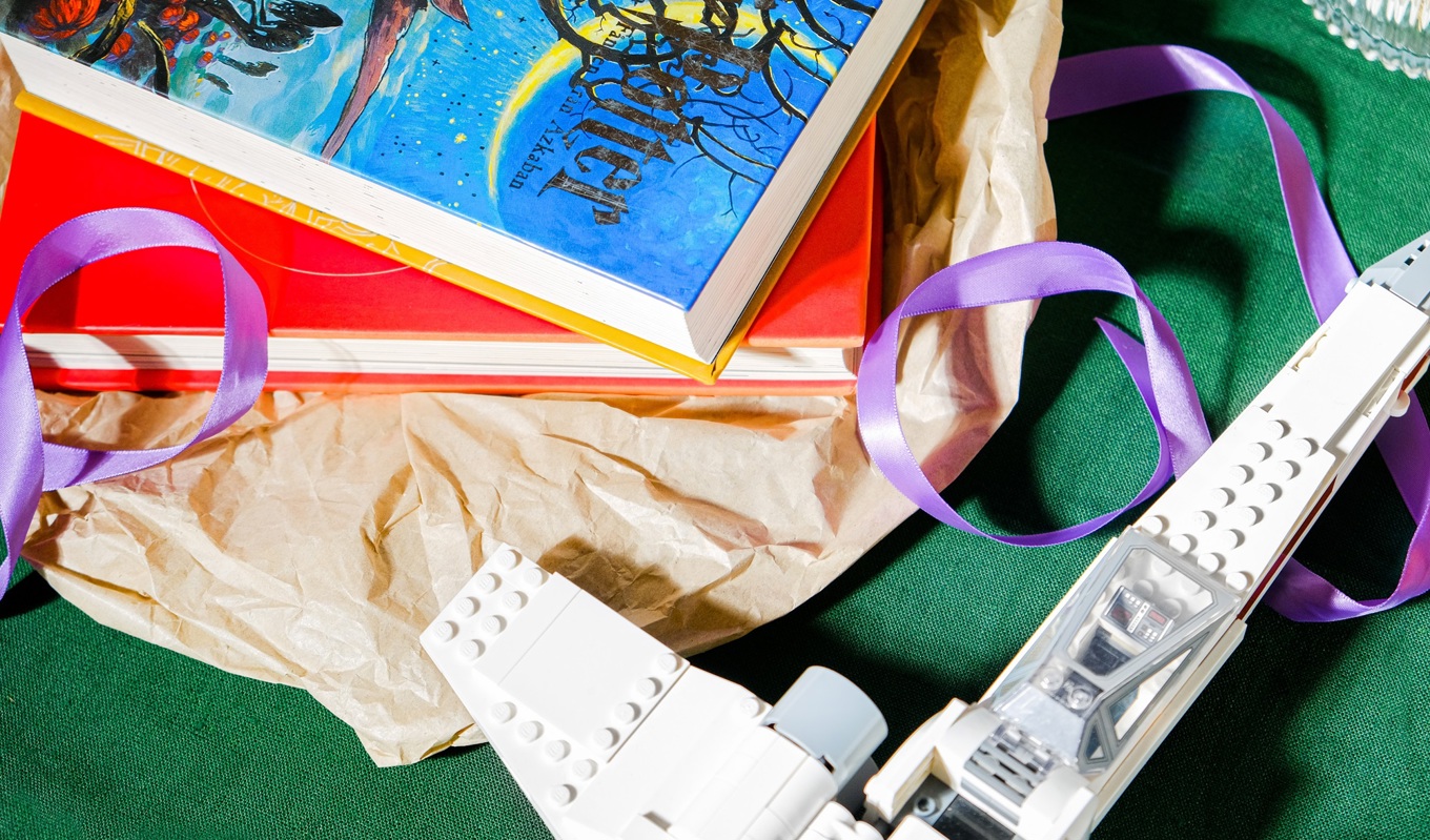 Böcker ligger högst på listan över vad man tänker sig att köpa begagnat som julklapp. Även leksaker köps begagnat. Foto: Tradera