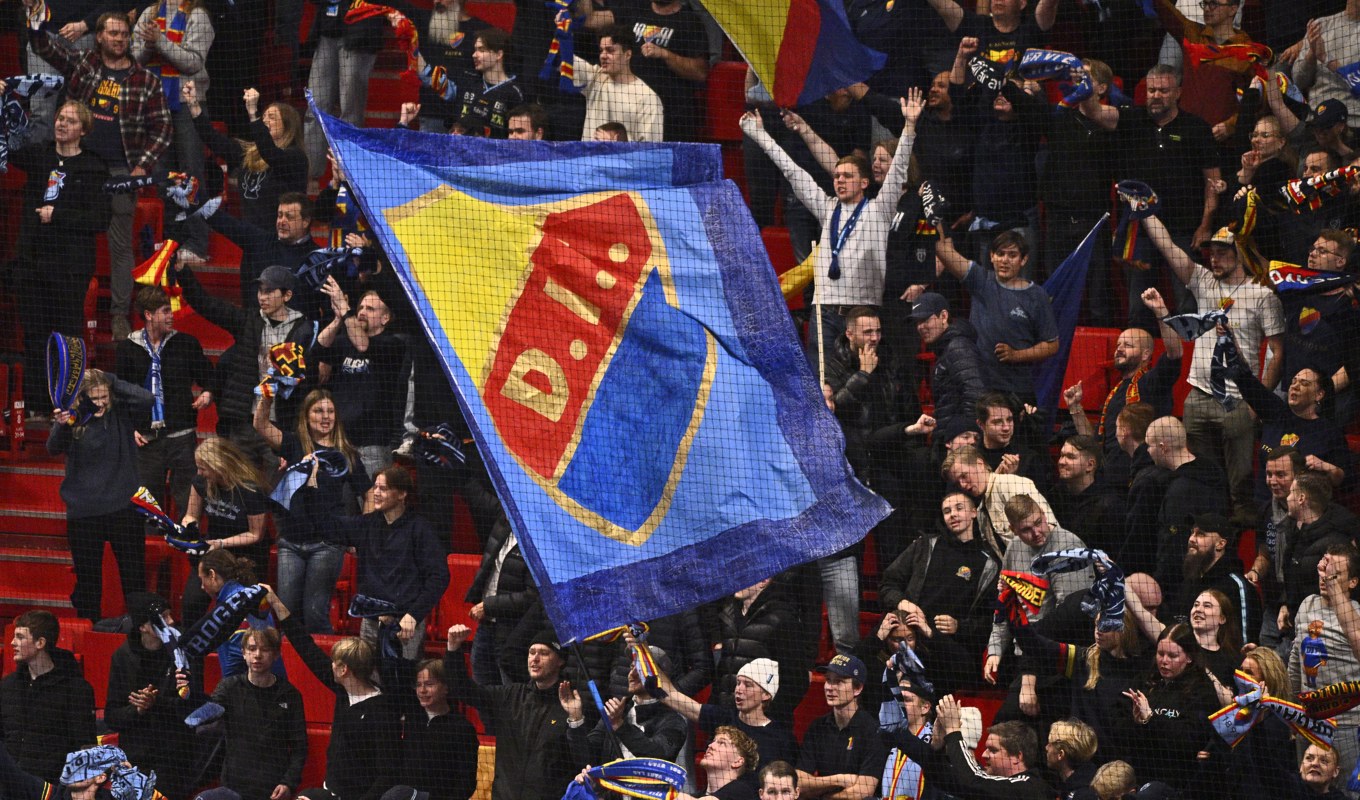 Djurgården Hockeys supportrar har anledning att ifrågasätta hur deras klubb sköts. Foto: Claudio Bresciani/TT