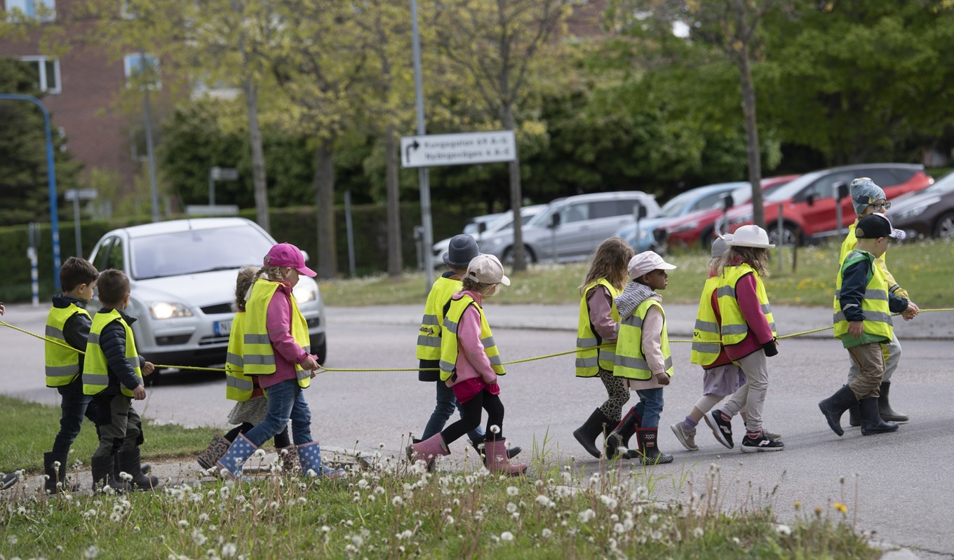 Föräldrars rätt att själva välja den form av barnomsorg som passar deras familj och barn är en rättighet som begränsas mer och mer då alla förväntas slussas in i förskola. foto: Fredrik Sandberg/TT