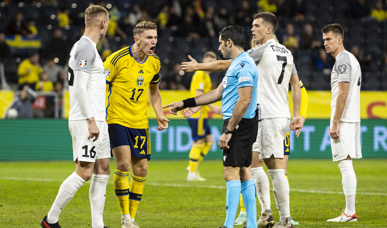 Domarna omringas ofta av spelare i samband med offside-avblåsningar. Här är Viktor Gyökeres arg på domaren i EM-kvalet Estland mot Sverige. Foto: Michael Campanella/Getty Images