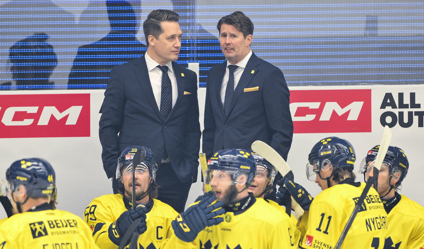 Tre Kronors förbundskapten Sam Hallam, till vänster, assisterande kapten Stefan Klockare och spelarna i Sveriges samtliga hockeylandslag har fått nya rekommendationer. Foto: Mikael Fritzon/TT