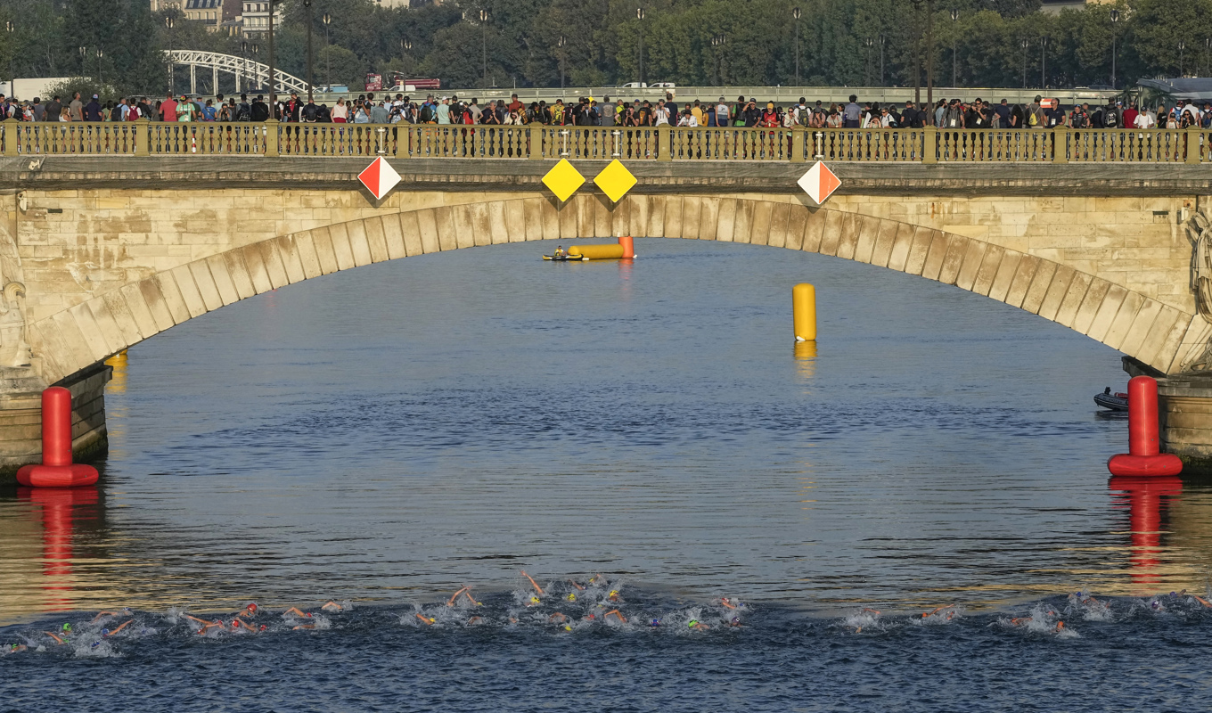 OS-trupperna ska färdas i båtar på Seine under invigningen. Arkivbild. Foto: Michel Euler/AP/TT