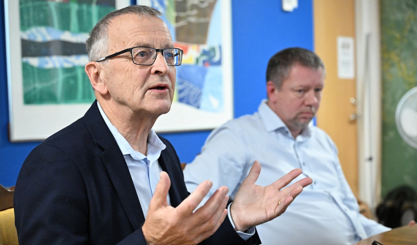 Ronny Johannesson, styrelseordförande i Ronneby miljö och teknik, och Roger Fredriksson, kommunstyrelseordförande i Ronneby kommun, vid en pressträff. Foto: Johan Nilsson/TT