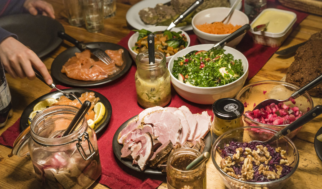 Julbordet är betydligt dyrare i år, enligt SCB. Arkivbild. Foto: Henrik Holmberg/TT