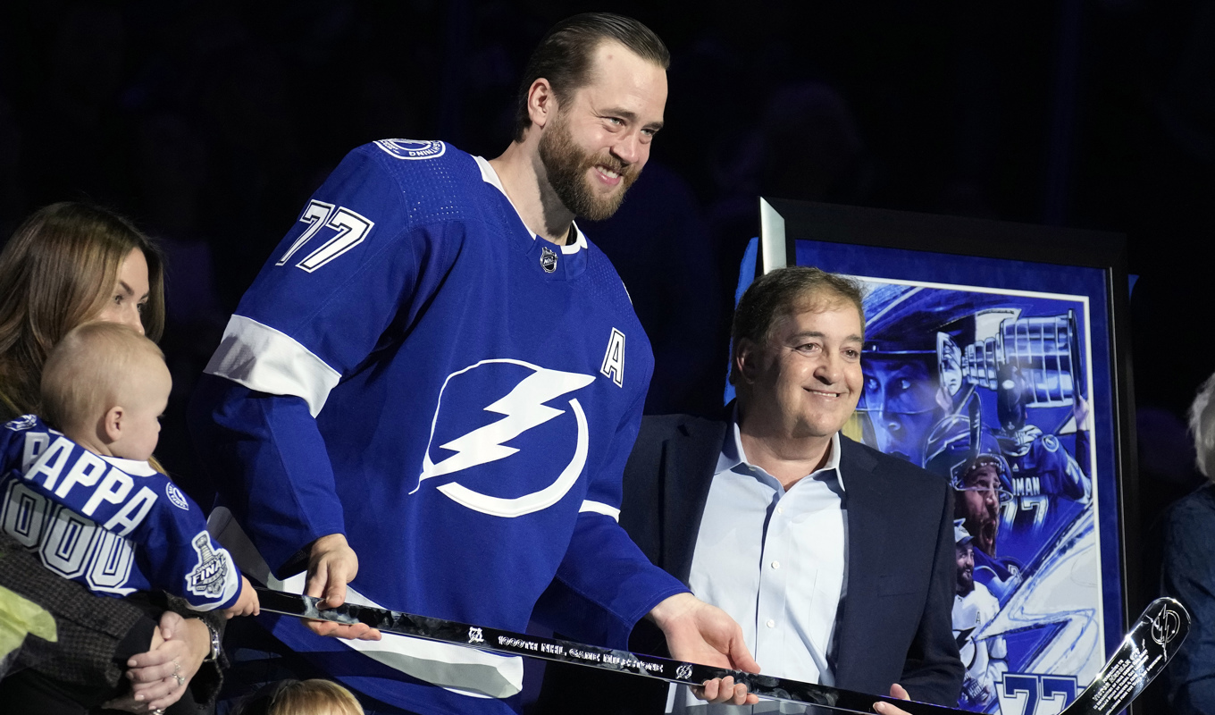 Tampa Bays Victor Hedman (77) tilldelas en silverklubba under en ceremoni inför sin 1000:e match för Tampa Bay. Foto: Chris O'Meara/AP/TT