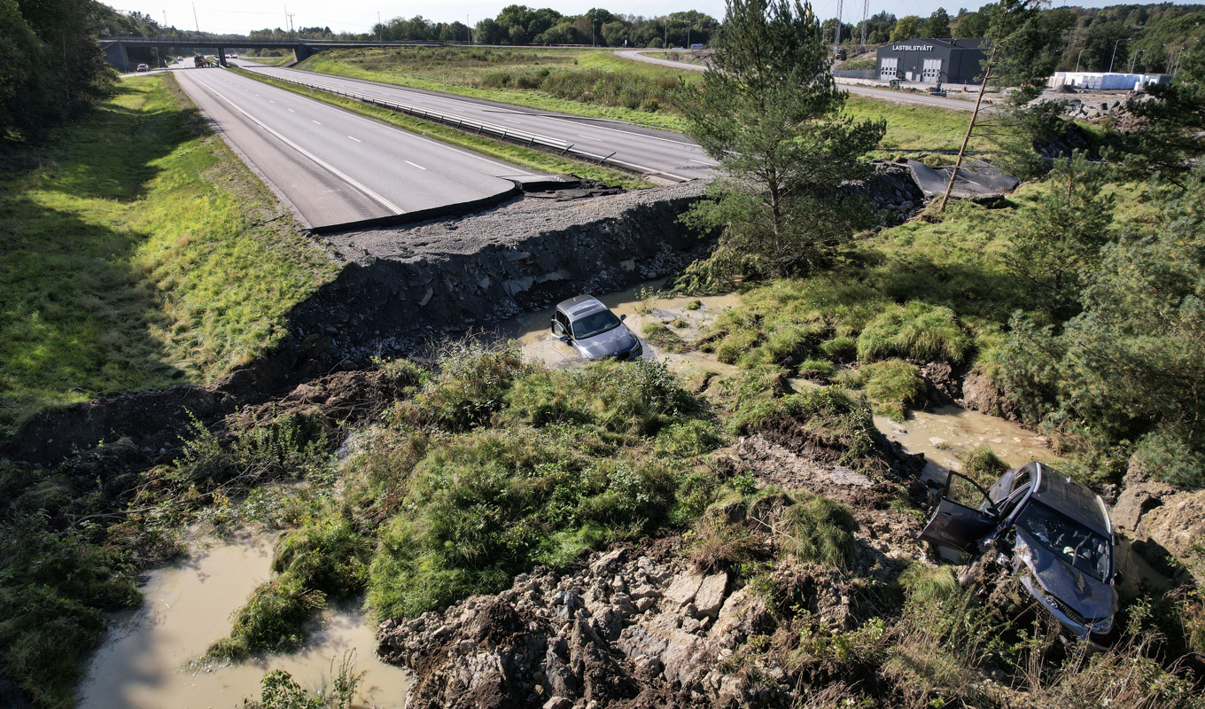 Flera fordon ligger kvar i skredområdet på E6 i Stenungsund. Arkivbild. Foto: Hanna Brunlöf Windell/TT