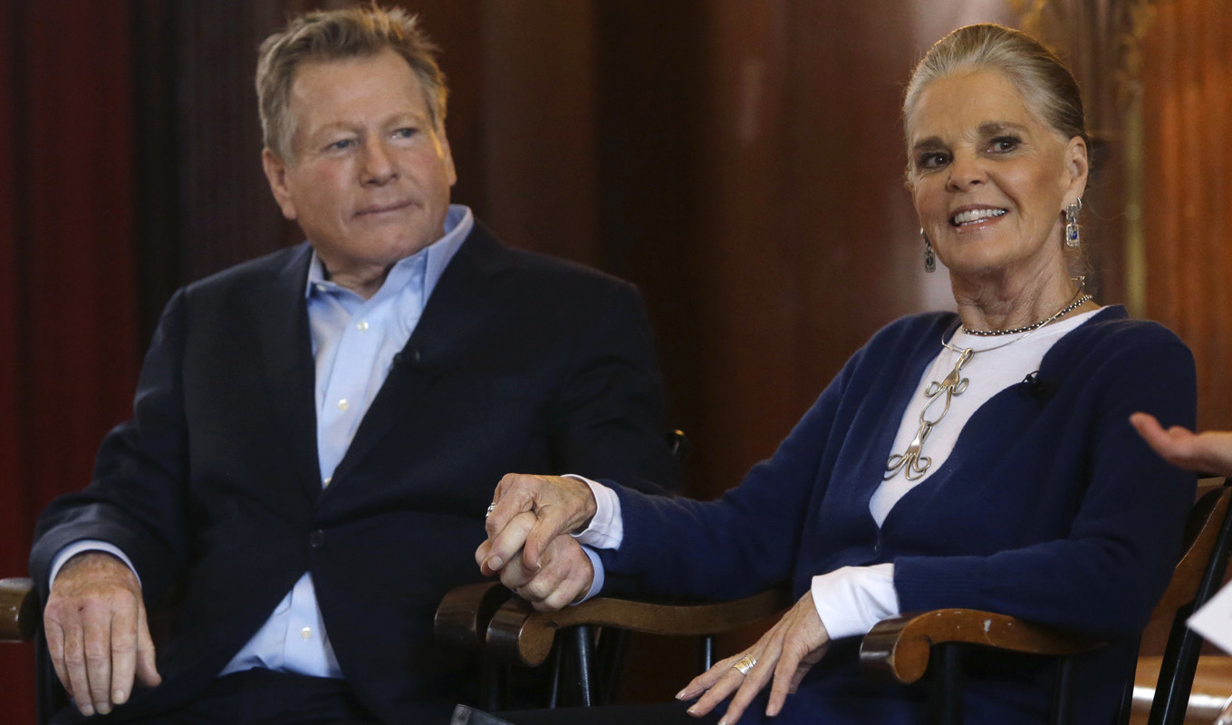 "Love Story"-skådespelaren Ryan O'Neal har avlidit, 82 år gammal. Här tillsammans med sin medspelare Ali MacGraw 45 år efter att filmen släpptes. Arkivbild. Foto: Elise Amendola/AP