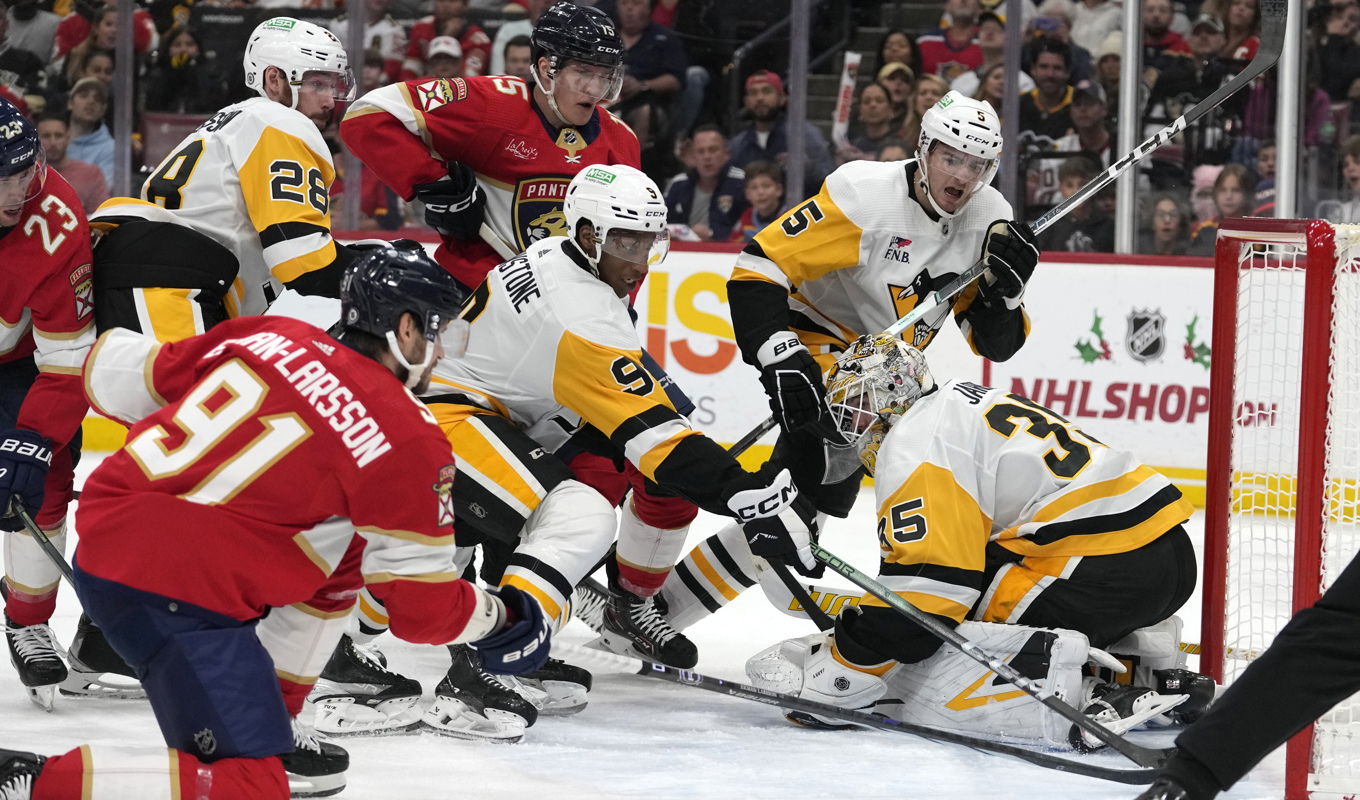 Det var trångt framför Pittsburghs mål när Floridas svenskback Oliver Ekman-Larsson var framme med klubban och petade in en retur. Foto: Lynne Sladky/AP/TT