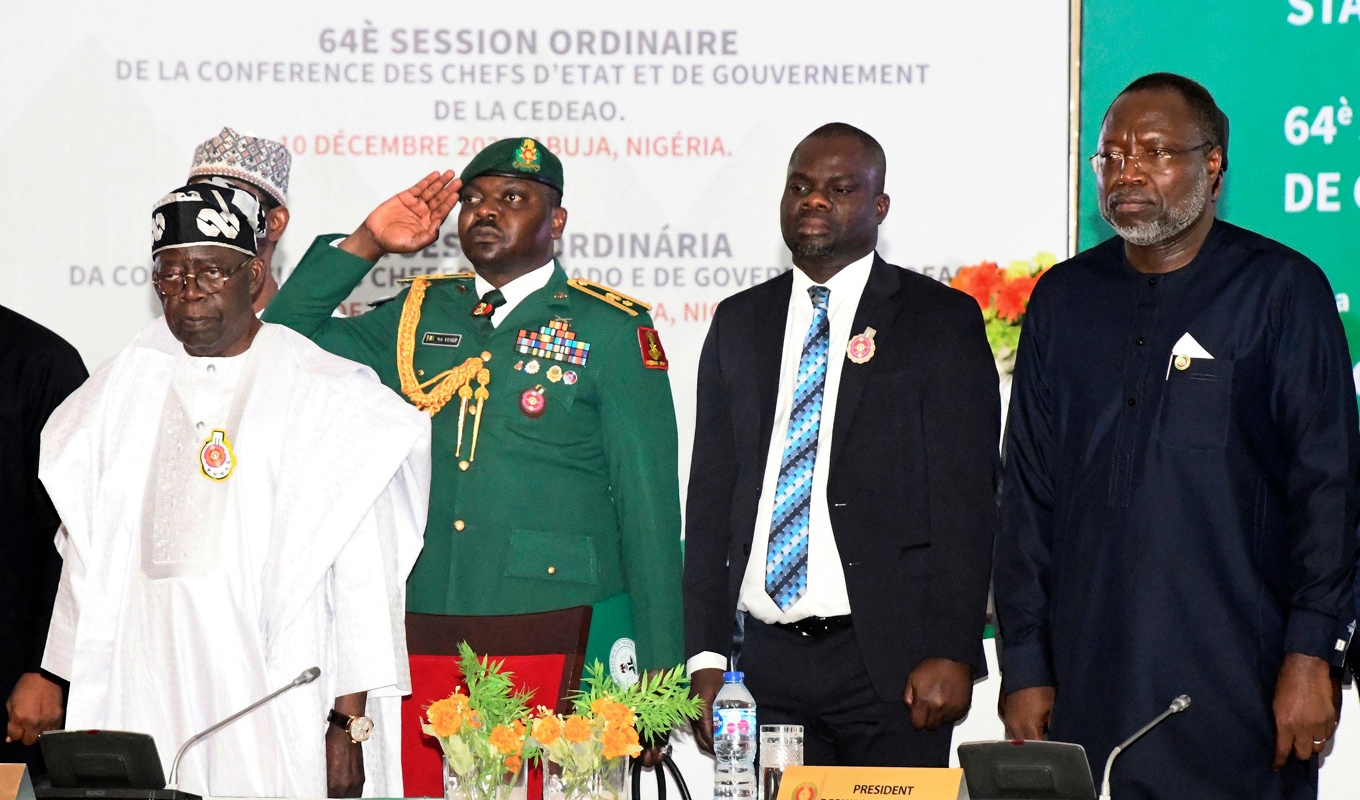 Nigerias president Bola Ahmed Tinubu (höger) tillsammans med flera delegater vid Ecowas möte i Abuja på söndagen. Foto: AP/TT