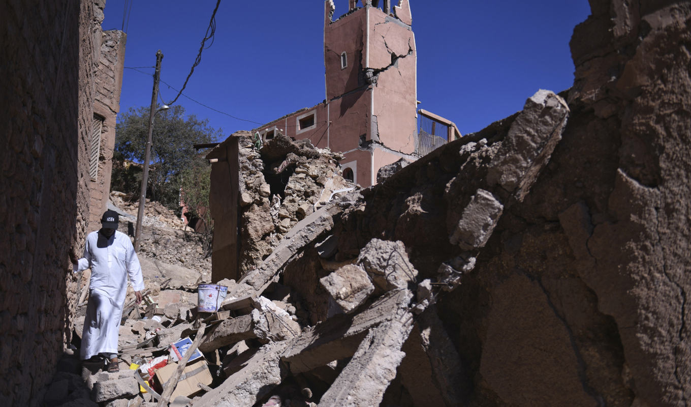 En man tar sig fram genom rasmassorna i al-Haouz i Marocko. Foto: Fernando Sanchez/AP/TT