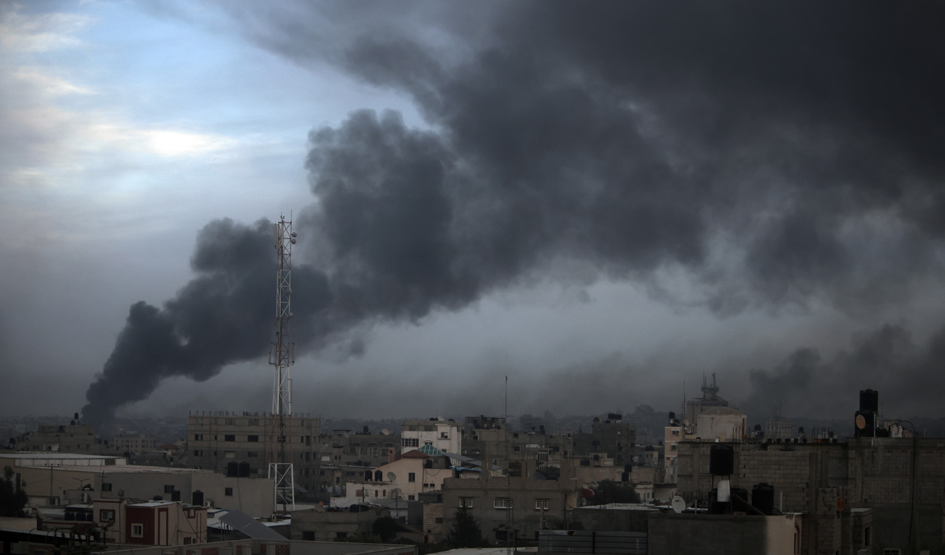 Rök över Khan Yunis i södra Gaza efter israeliska anfall. Bild från söndagen. Foto: Mohammad Dahman/AP/TT