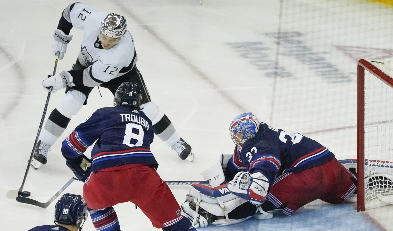 New York Rangers målvakt Jonathan Quick var starkt bidragande till att hans tidigare lagkamrater i Los Angeles förlorade i Madison Square Garden natten mot måndagen. Foto: Peter K. Afriyie/AP/TT