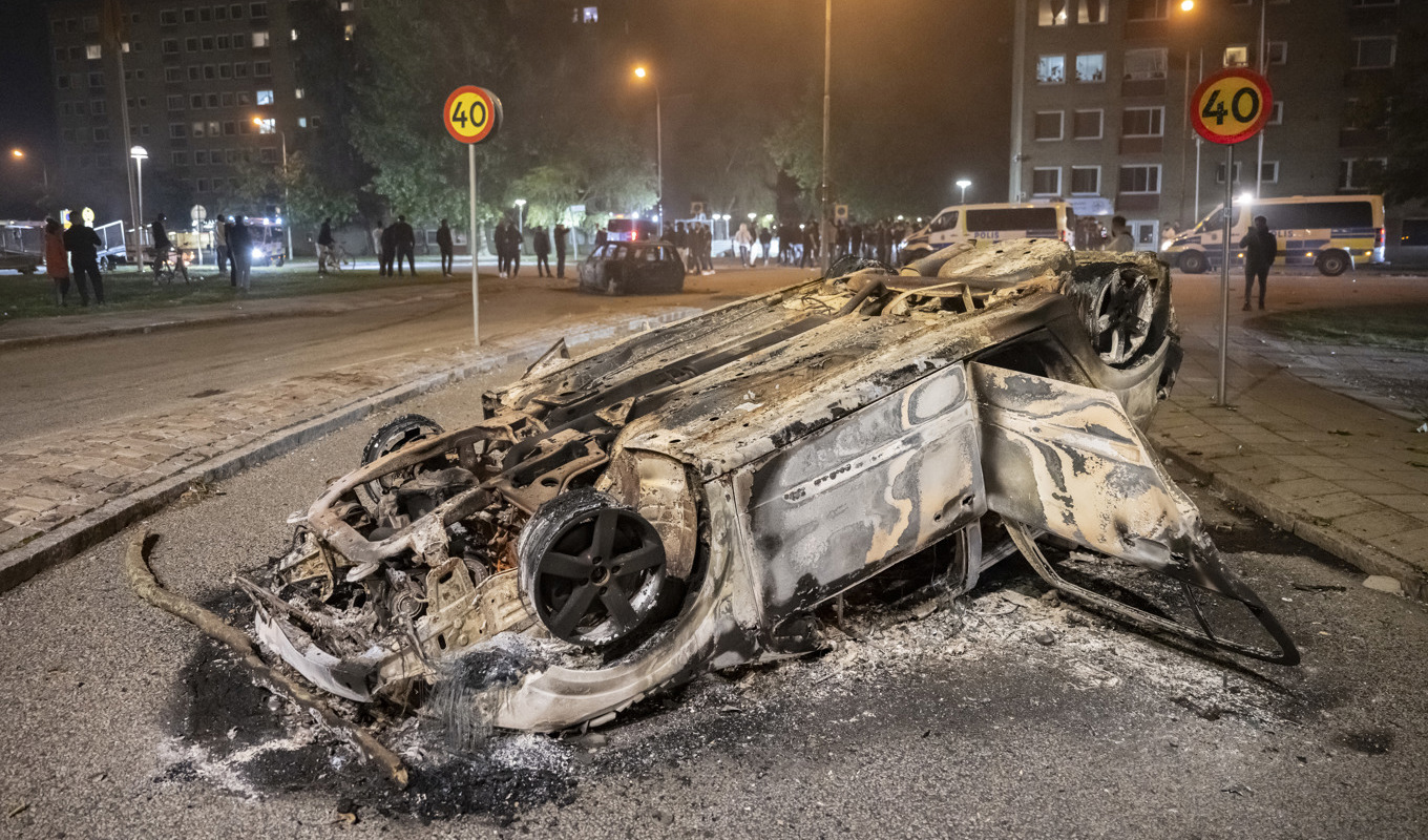 Ett stort antal bilar brinner på Ramels väg på Rosengård i Malmö natten till 4 september i år. Arkivbild. Foto: Johan Nilsson/TT