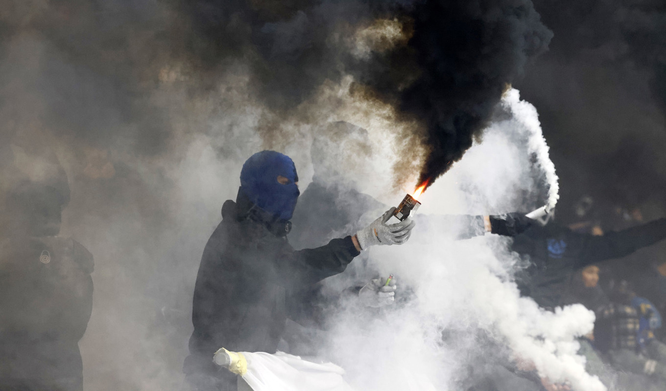 Regeringen initierar en utredning för hårdare tag mot bengalbränning och andra våldsamma händelser inom idrotten. Arkivbild. Foto: Staffan Claesson/TT