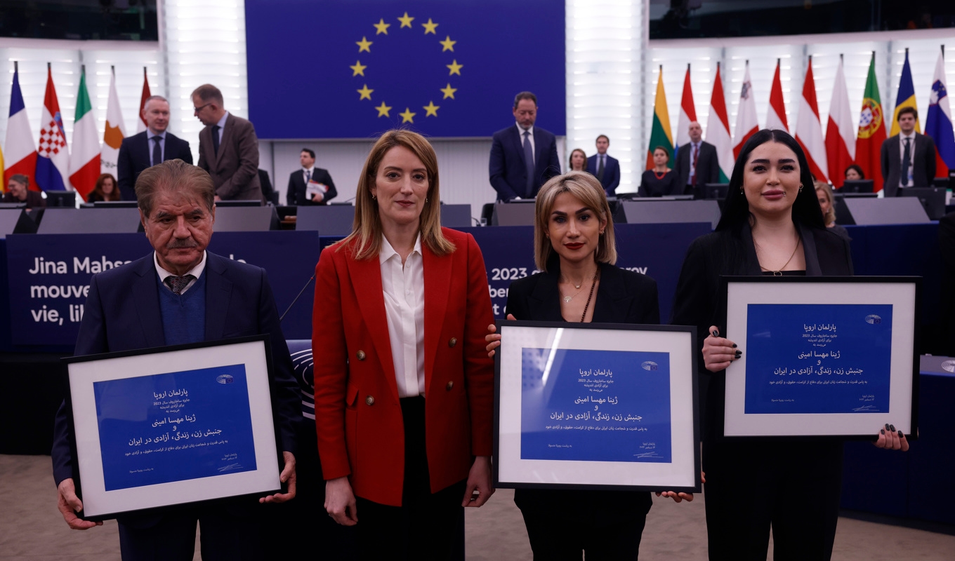 Mersedeh Shahinkar och Afsoon Najafi, till höger om EU-parlamentets talman Roberta Metsola. Saleh Nikbakht, längst till vänster, representerade Mahsa Aminis familj. Foto: Jean-Francois Badias/AP/TT