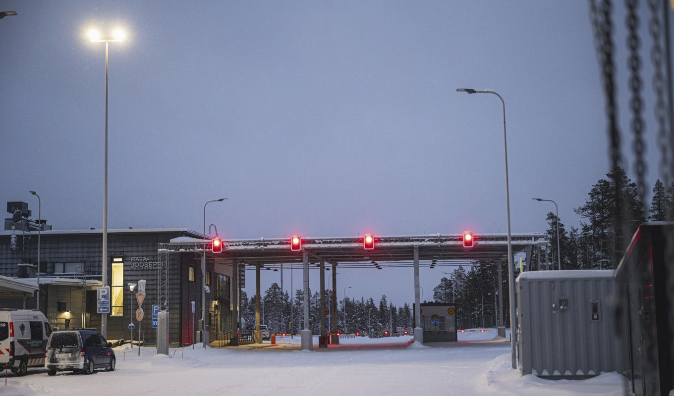 Rödljuset fortsätter vid gränsstationen Raja-Jooseppi i norr, som förblir stängd när Finland nu lättar på gränsstoppet. Bild från i november. Foto: Otto Ponto/Lehtikuva via AP/TT