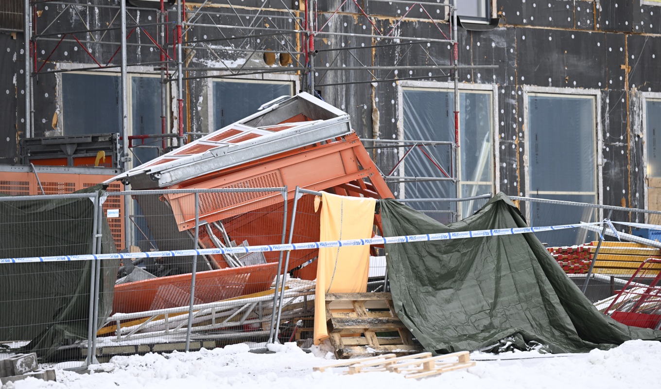 En bygghiss rasade från 20 meters höjd i Sundbyberg i måndags. Fem personer omkom. Foto: Fredrik Sandberg/TT