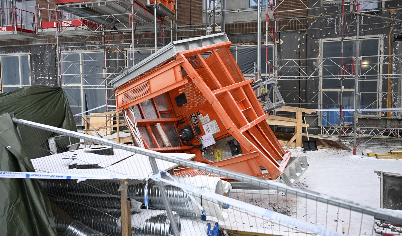 En bygghiss rasade från 20 meters höjd i Sundbyberg i måndags. Fem personer omkom. Foto: Fredrik Sandberg/TT