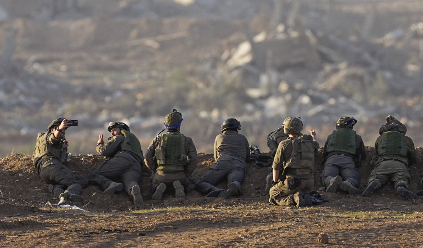 Israeliska soldater spanar mot Gazaremsan på måndagen. Foto: Ohad Zwigenberg/AP/TT