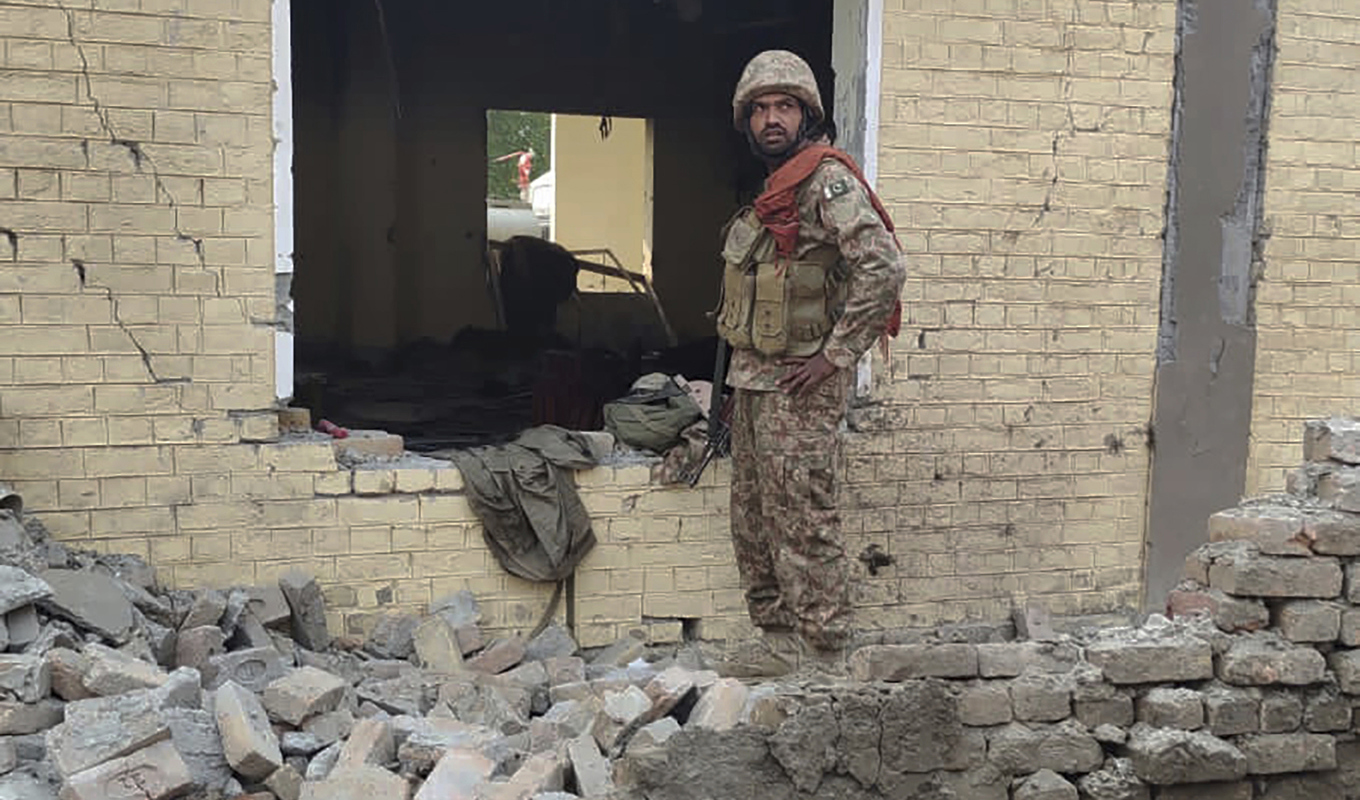 En självmordsbombare slog till mot en bas i Dera Ismail Khan i Pakistan och orsakade stor förödelse. Foto: AP/TT