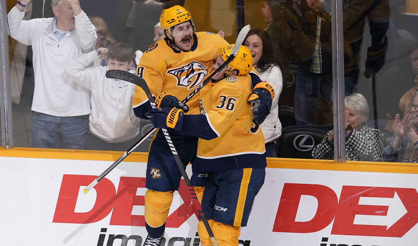 Filip Forsberg (till vänster) firar efter att ha satt det avgörande 3–2-målet på övertid mot Philadelphia. Foto: George Walker IV/AP/TT